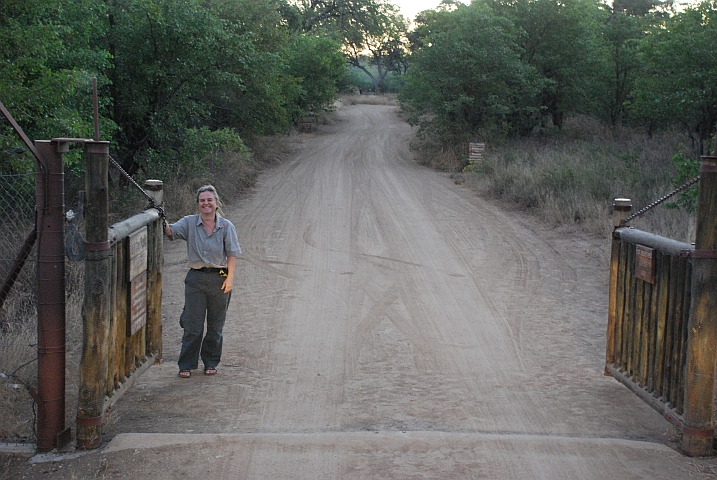 Isabella öffnet das Tor zum Tsendze Camp