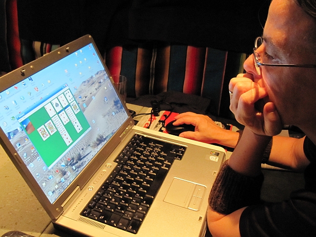 Nach der Arbeit das Vergnügen: Isabella beim Solitär spielen