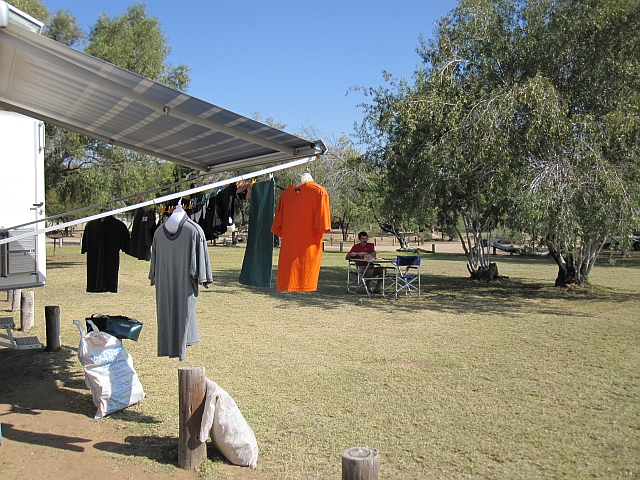 So ist gut: Wäsche an der Sonne, Frühstückstisch im Schatten