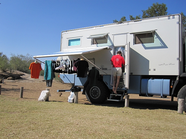 Das Rock Dassie, Obelix, Thomas in Shorts und die Wäscheleine bei strahlend blauem Himmel