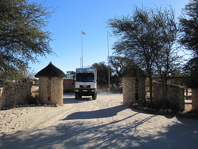 Obelix beim Nossob Eingangstor: Wir rücken nochmals aus