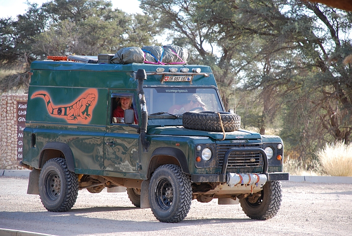 Sylvie und Thomas mit ihrem Defender