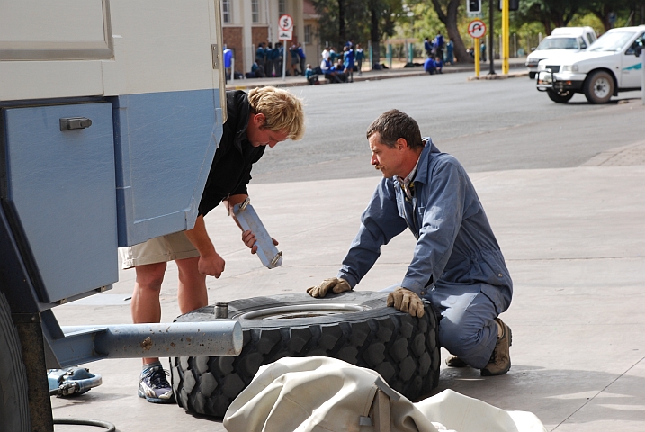 Der Übeltäter (ratlos) und Thomas (zerknirscht) schauen sich die Bescherung an