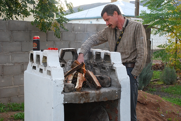Thomas muss das Holz nur noch anzünden