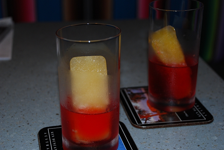 Campari mit Orangeneis zum Apéro