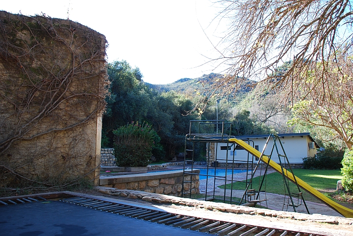 Die Anlage mit dem verwaisten, kalten Pool