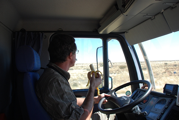 Thomas beim Fahren, Banane essen und in die Landschaft gucken