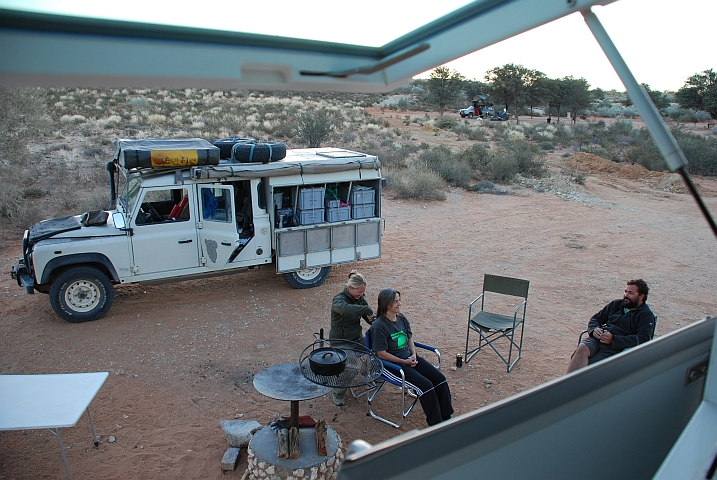 Isabella im Freiluft-Coiffeursalon “Louise“