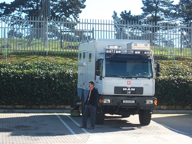 Thomas und das Gepäck: Warten bei MAN auf den Transport zum Flughafen