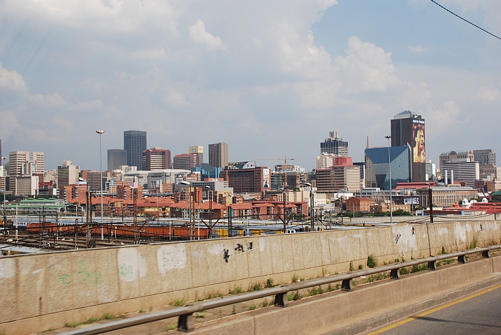 Wir durchqueren das Zentrum von Johannesburg auf einer Bücke