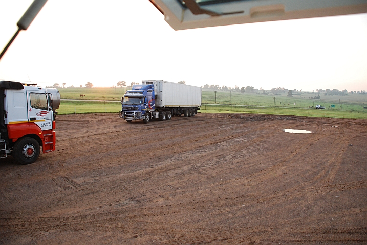 Morgens um sechs Uhr sind schon fast alle Lastwagen wieder weggefahren