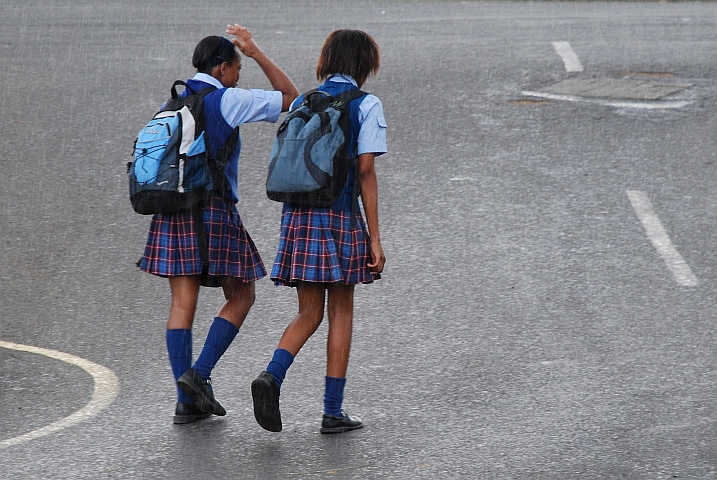 Zwei Schulmädchen in Bethlehem lassen sich vom einsetzenden Platzregen nicht gross stören