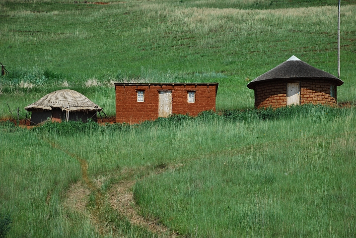 Zulu-Behausungen zwischen Bergville und Cathedral Peak Nationalpark am Fusse der Drakensberge