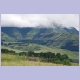 Wolkenreste von schlechtem Wetter liegen auf den Hängen der Drakensberge