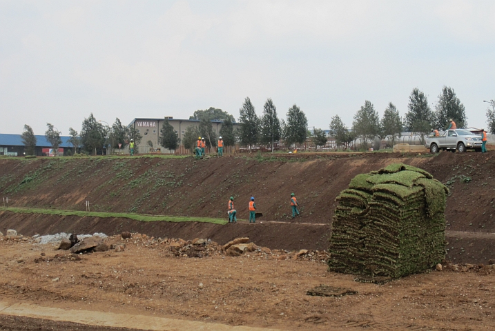 Auf der Gautrain-Baustelle werden Rasenteppiche verlegt