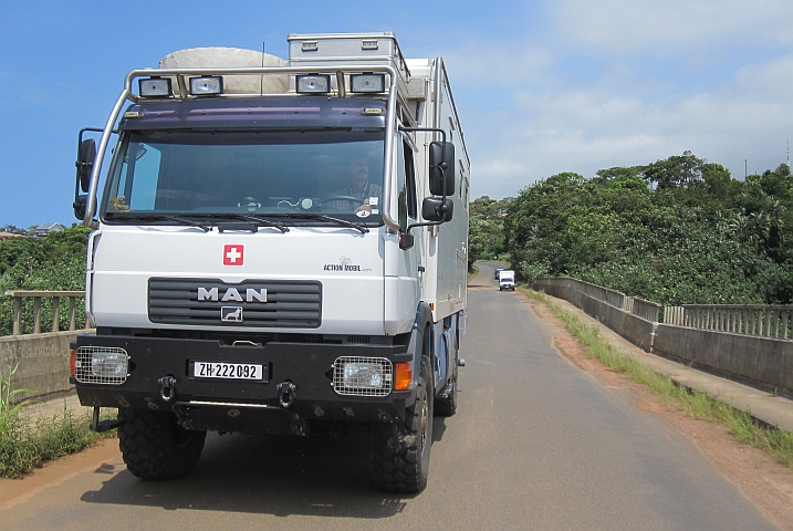 Obelix auf der deformierten Brücke