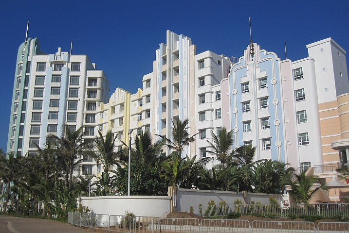 Kein Art-Deco Wohnhaus, sondern Hotelfassade des Suncoast-Casinos in Durban