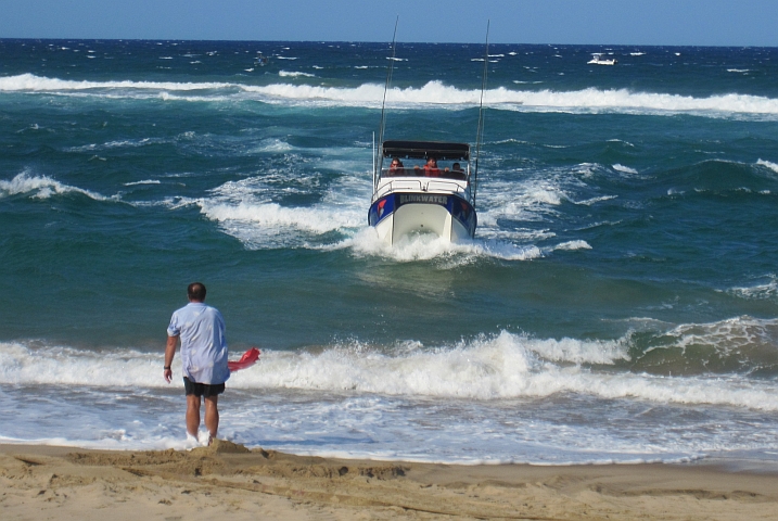 Ein Katamaran nähert sich mit Geschwindigkeit dem Strand
