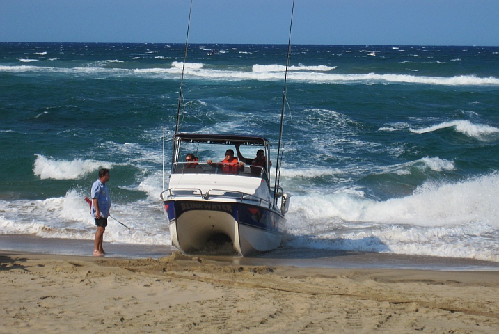 Der Katamaran kommt auf dem Strand zum Stillstand