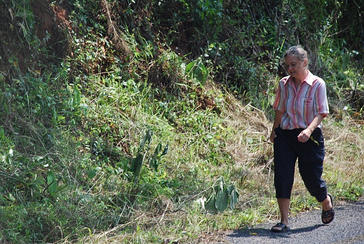 Isabella ist gar nicht glücklich, dass sie so weit hinterhergehen muss