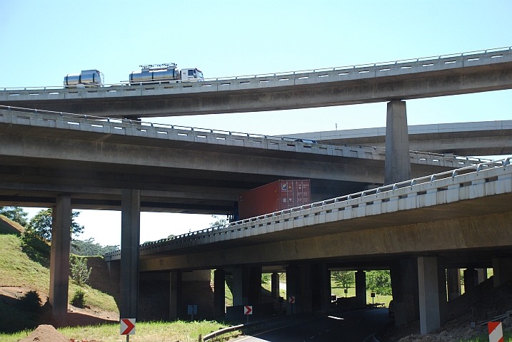 Vierstöckiges Autobahnkreuz bei Durban