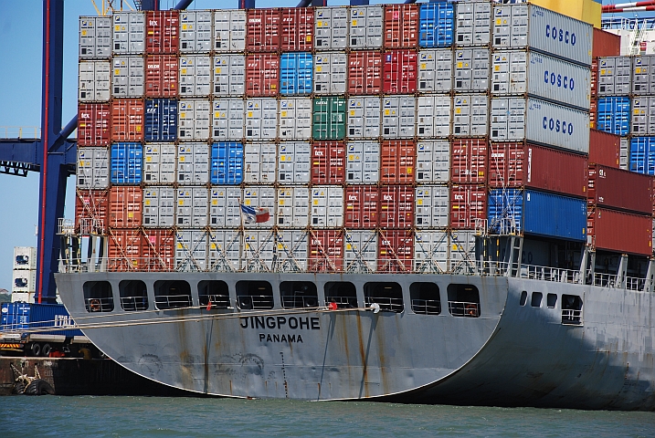 Heck eines in Panama registrierten chinesischen Containerfrachters
