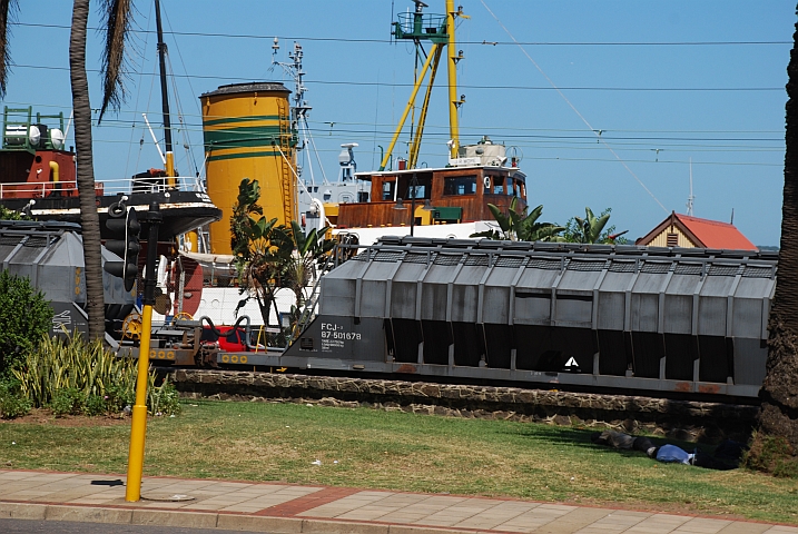 Zug und Schiff im Hafen von Durban