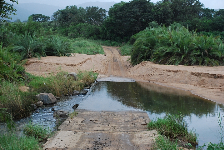 Furt durch den Nzimane Fluss