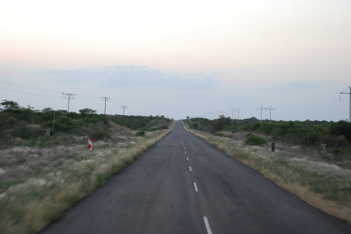 Auf guter Strasse geht’s in der Abenddämmerung nach Dongola