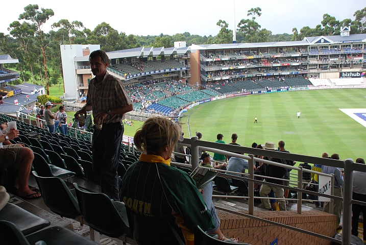 Thomas bringt Kaffee, im Vordergrund die couragierte Zuschauerin