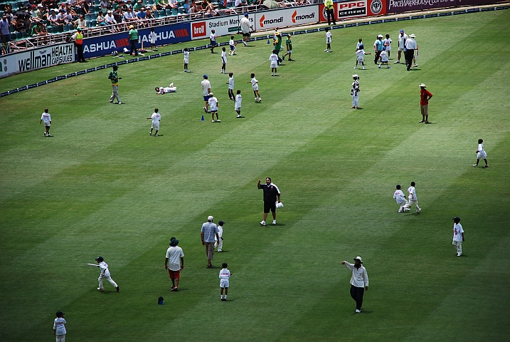 Angeleitet von ihren Trainern üben Knirpse Cricket