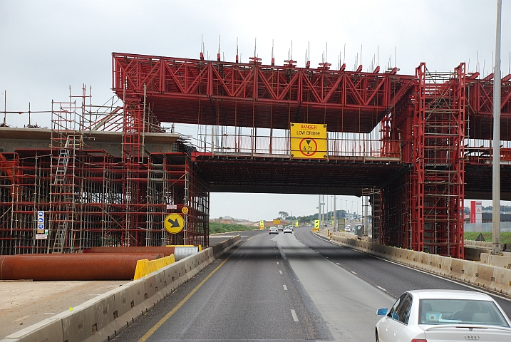 Wie hoch werden hier die Lastwagen geladen, wenn vor einer Durchfahrtshöhe von “nur“ 4.75m gewarnt wird?