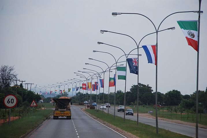 Beflaggte Strasse auf dem Weg zum WM-Stadion ausserhalb Rustenburg