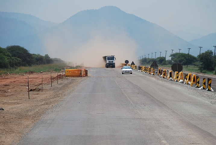 Dieser Sattelschlepper hat auch einige Hicke in unserer Windschutzscheibe auf dem Gewissen