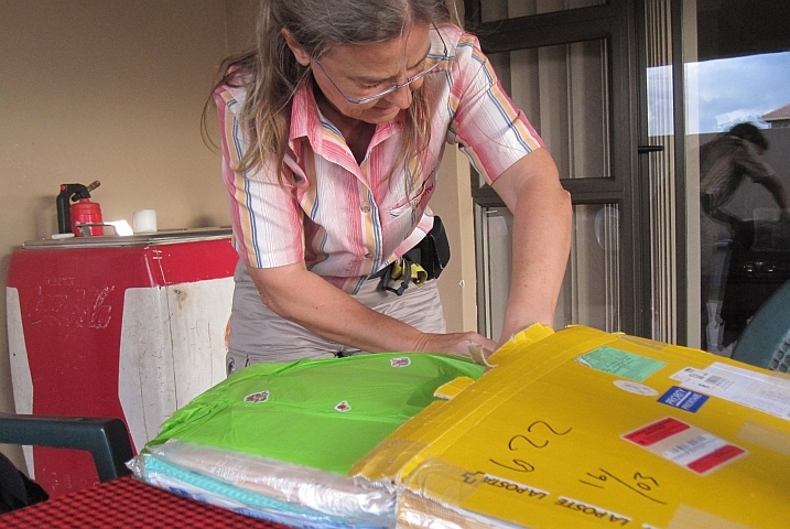 Isabella beim Päckli auspacken