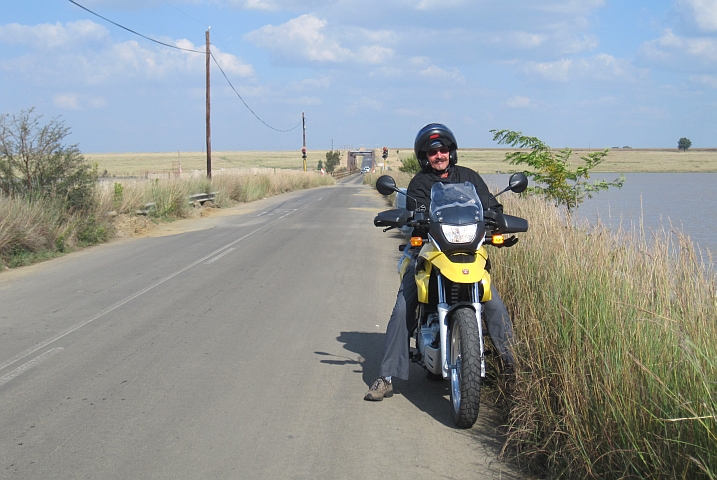 Asterix mit Fahrer vor der Brücke über den Vaal Stausee bei Oranjeville