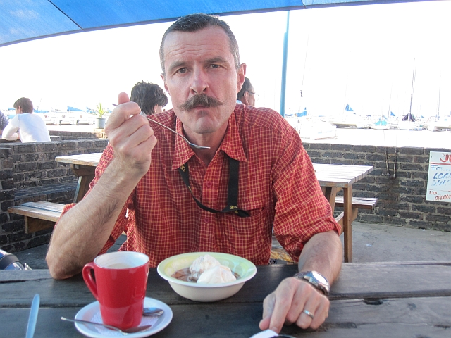 Thomas bei Kaffee und Glace