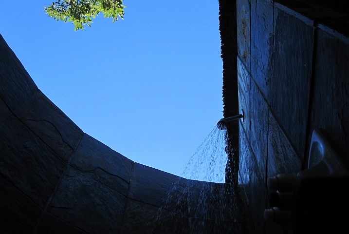 Freiluftdusche im Tsendze Camp