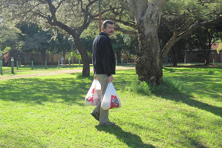 Thomas kommt schwer beladen vom Einkauf zurück