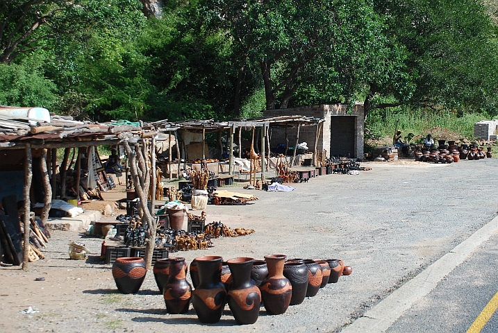 Kunsthandwerk/Souvenir-Verkaufsstände deuten auf eine viel befahrene Touristenroute