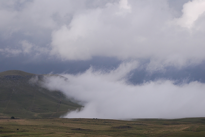 Auf der Westseite des Passes bessert die Sicht