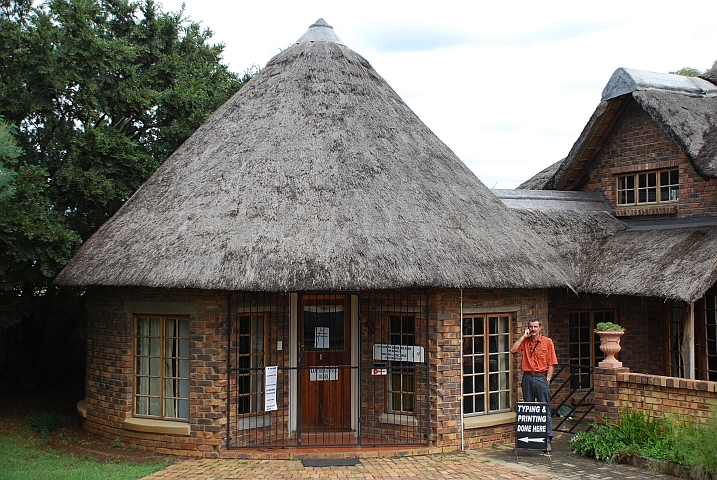 Thomas telefoniert der Campbetreiberin, damit wir bezahlen können 