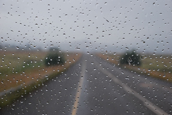 Regentropfen auf der Windschutzscheibe