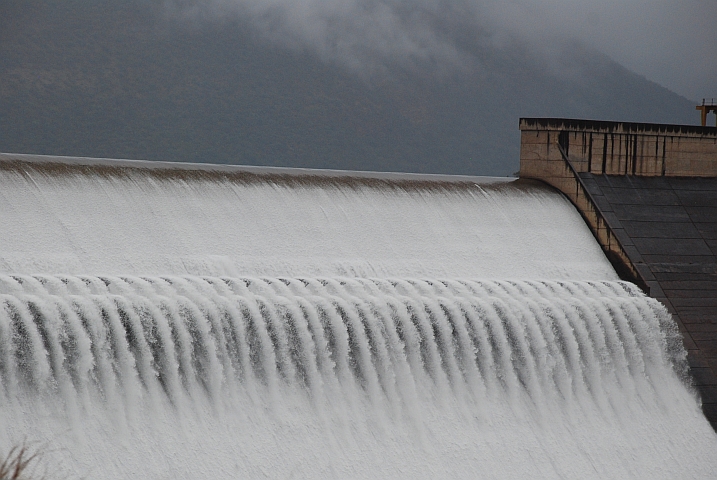 Die Staumauer des randvollen Loskop Staudammes zwischen Nelspruit und Pretoria