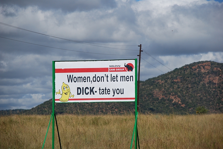 Aidsaufklärungskampagnenschild am Strassenrand im Hinterland