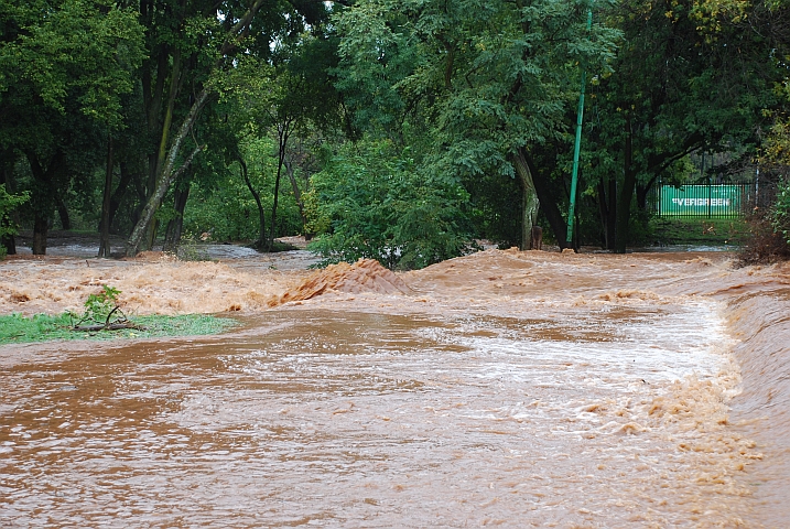 Der sonst kleine Apiesrivier als reissender, brauner Fluss