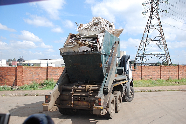 Überladener Muldenkipper