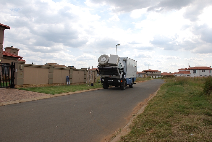 Obelix mit gekipptem Führerhaus im Wohnquartier