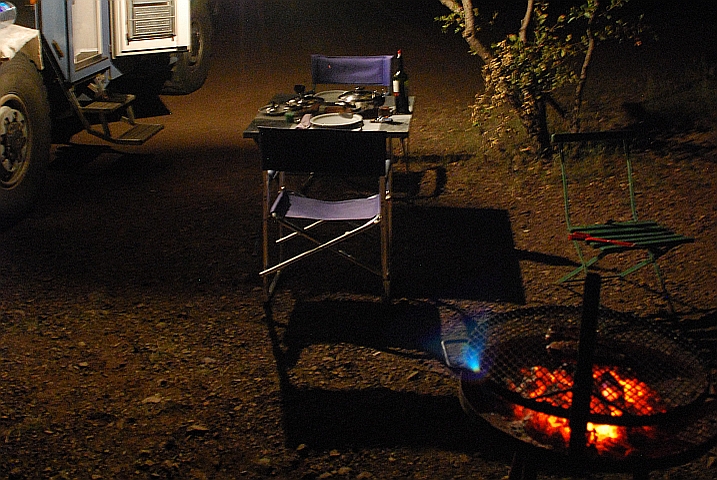 Gedeckter Tisch unter dem Sternenhimmel