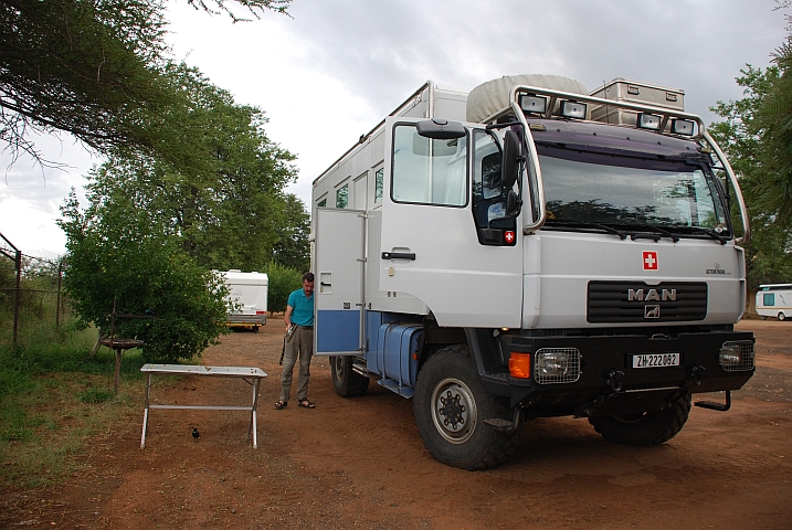 Wir machen uns trotz des Wetters für die Pirschfahrt bereit